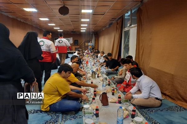 افطار در پایگاه هلال احمر