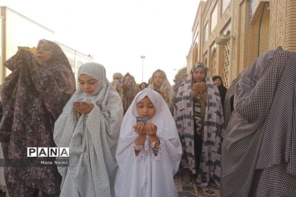 نماز عید فطر در آرامگاه شهید آیت‌الله مدرس در کاشمر