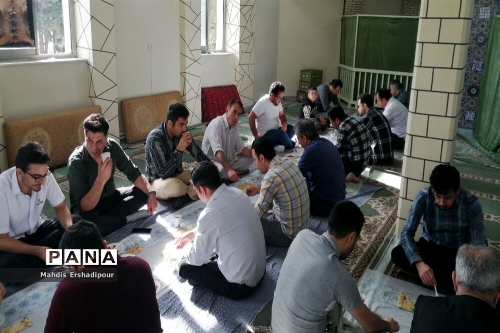 نماز عید فطر در مسجد پیامبر اعظم در شهرک شهید درخشان شهرستان رباط‌کریم
