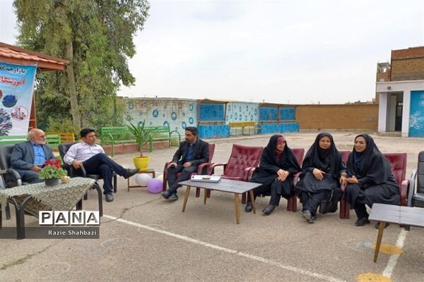 برپایی بازارچه کار و فن‌آوری در مدرسه بیتا قبائیان فرون‌آباد