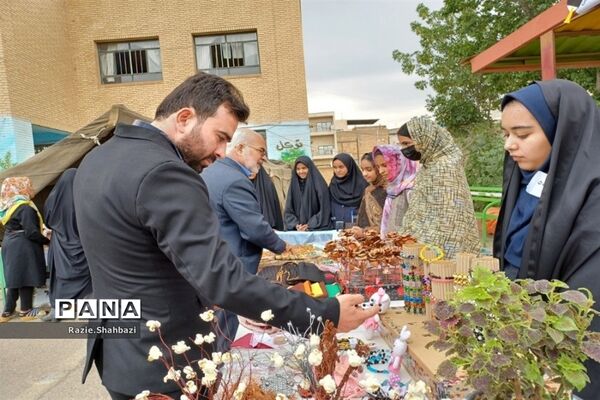 برپایی بازارچه کار و فن‌آوری در مدرسه بیتا قبائیان فرون‌آباد
