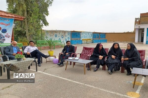 برپایی بازارچه کار و فن‌آوری در مدرسه بیتا قبائیان فرون‌آباد