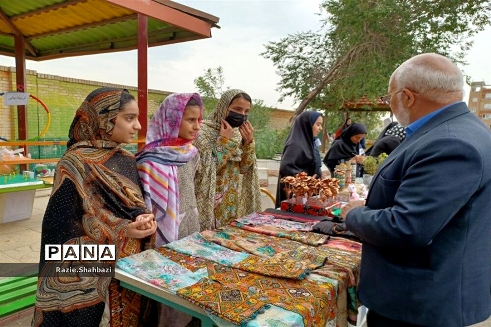 برپایی بازارچه کار و فن‌آوری در مدرسه بیتا قبائیان فرون‌آباد