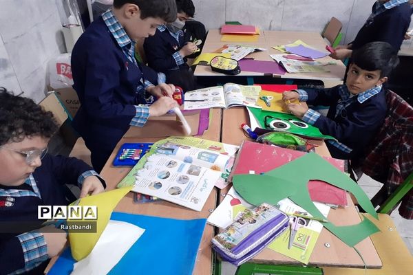 روز بدون کیف در دبستان احمد معینی منطقه ۱۳