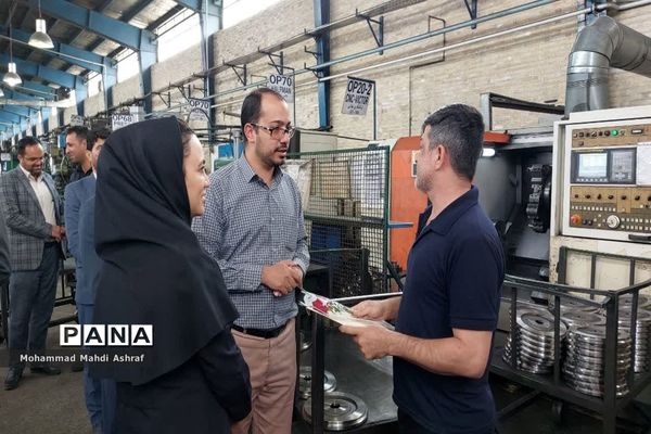 تجلیل مسئولان شهرستان نایین از کارگران برخی واحدهای صنعتی