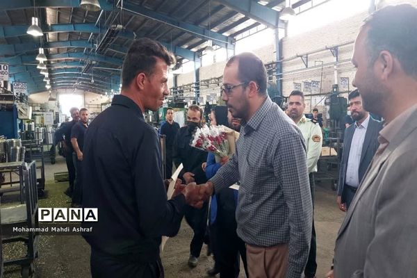 تجلیل مسئولان شهرستان نایین از کارگران برخی واحدهای صنعتی