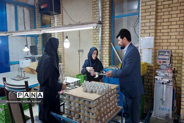 تجلیل مسئولان شهرستان نایین از کارگران برخی واحدهای صنعتی