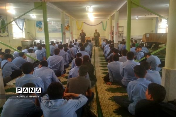 کلاس آموزشی عملی اسلحه‌شناسی در دبیرستان نمونه آیت الله خامنه‌ای کاشمر