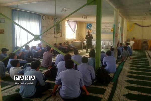 کلاس آموزشی عملی اسلحه‌شناسی در دبیرستان نمونه آیت الله خامنه‌ای کاشمر