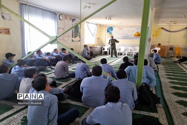 کلاس آموزشی عملی اسلحه‌شناسی در دبیرستان نمونه آیت الله خامنه‌ای کاشمر