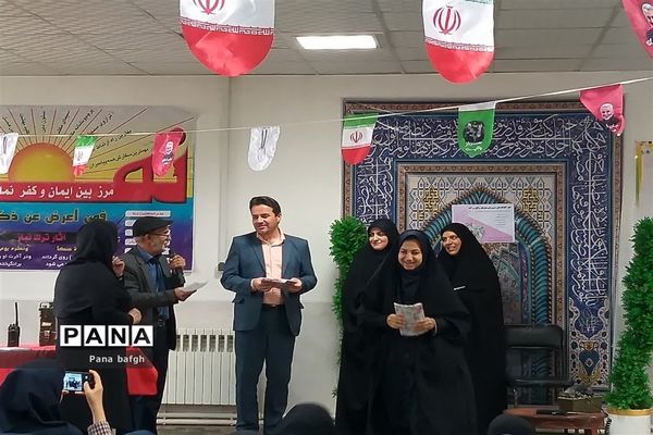 اجرای نمایش شکست آمریکا در صحرای طبس