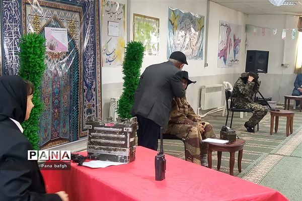 اجرای نمایش شکست آمریکا در صحرای طبس