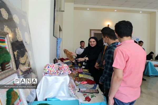 نمایشگاه دست سازه‌های  دانش‌آموزان با نیازهای ویژه شهر تهران