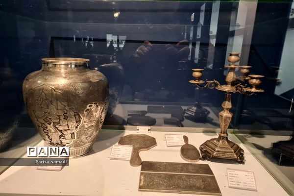 بازدید دانش‌آموزان دبیرستان فرهنگ ۱۳ از باغ موزه نگارستان