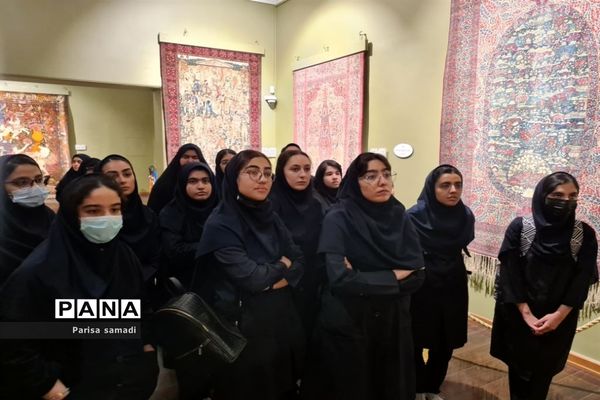 بازدید دانش‌آموزان دبیرستان فرهنگ ۱۳ از باغ موزه نگارستان