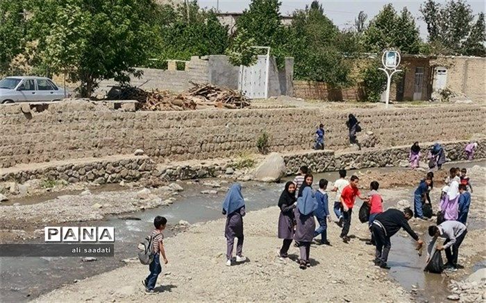 پاکسازی مسیر رودخانه روستای گردشگری ایدلیک توسط دانش‌آموزان و معلمان