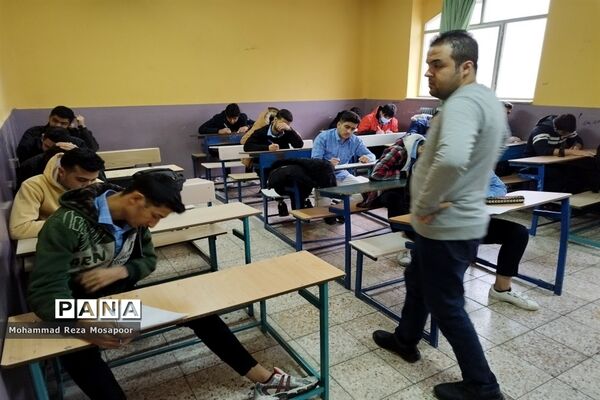 امتحانات شبه نهایی در دبیرستان عابدینی خرم صفادشت