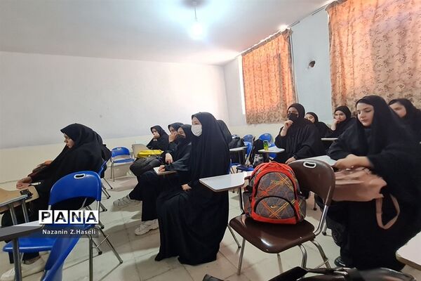 بازدید دانش‌آموزان دبیرستان حضرت خدیجه جعفرآباد قم از دانشگاه‌ها