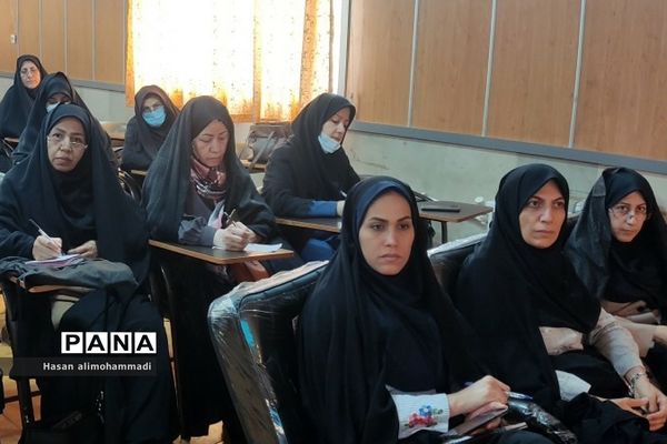 تبیین برنامه‌های هفته مشاغل و هدایت تحصیلی مدیران مدارس متوسطه اول