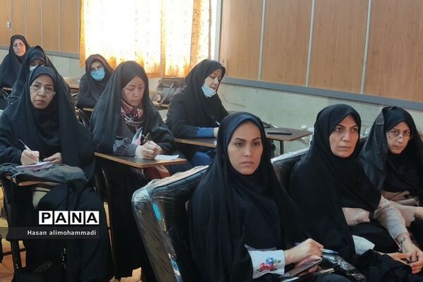 تبیین برنامه‌های هفته مشاغل و هدایت تحصیلی مدیران مدارس متوسطه اول