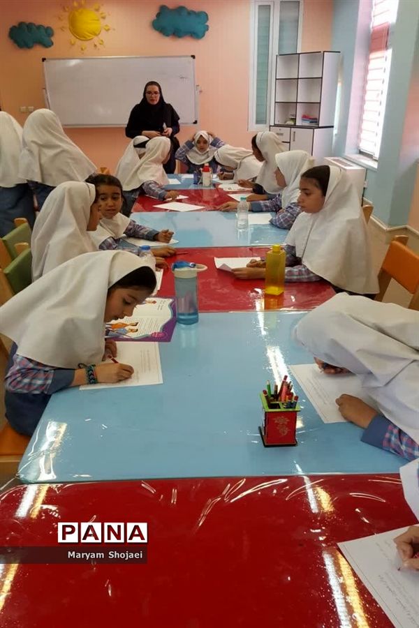بازدید دانش‌آموزان دبستان دخترانه اندیشه ناحیه یک یزد از کتابخانه مرکزی
