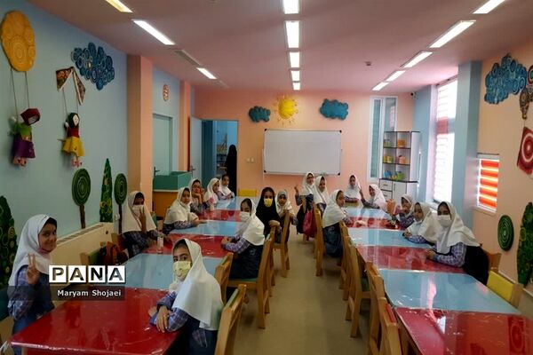 بازدید دانش‌آموزان دبستان دخترانه اندیشه ناحیه یک یزد از کتابخانه مرکزی