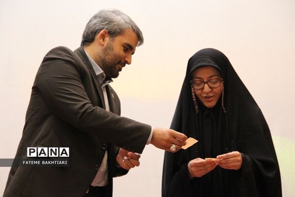 تقدیر از رتبه‌های برتر بیست‌و‌هشتمین کنگره سراسری قرآن کریم مدارس استعدادهای درخشان  در ناحیه یک شهرری