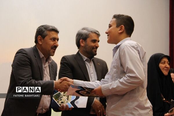 تقدیر از رتبه‌های برتر بیست‌و‌هشتمین کنگره سراسری قرآن کریم مدارس استعدادهای درخشان  در ناحیه یک شهرری