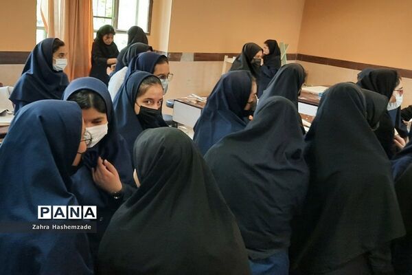بازدید دانش‌آموزان دبیرستان عفت آهنگری از هنرستان ایثار در هفته گرامیداشت مشاغل