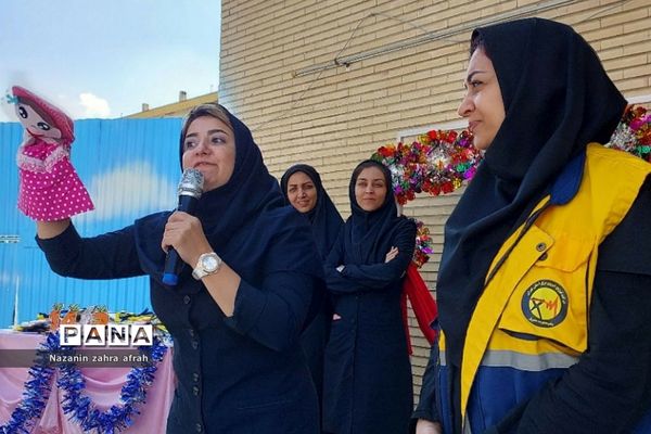 آموزش نحوه مصرف درست انرژی برق و ساعات اوج مصرف در دبستان دخترانه سما۲ رودهن