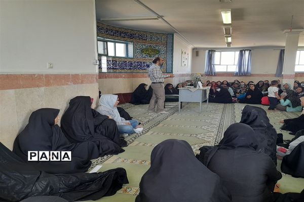 برگزاری جلسه اولیا و مربیان در رابطه با فرزندپروری و سواد رسانه