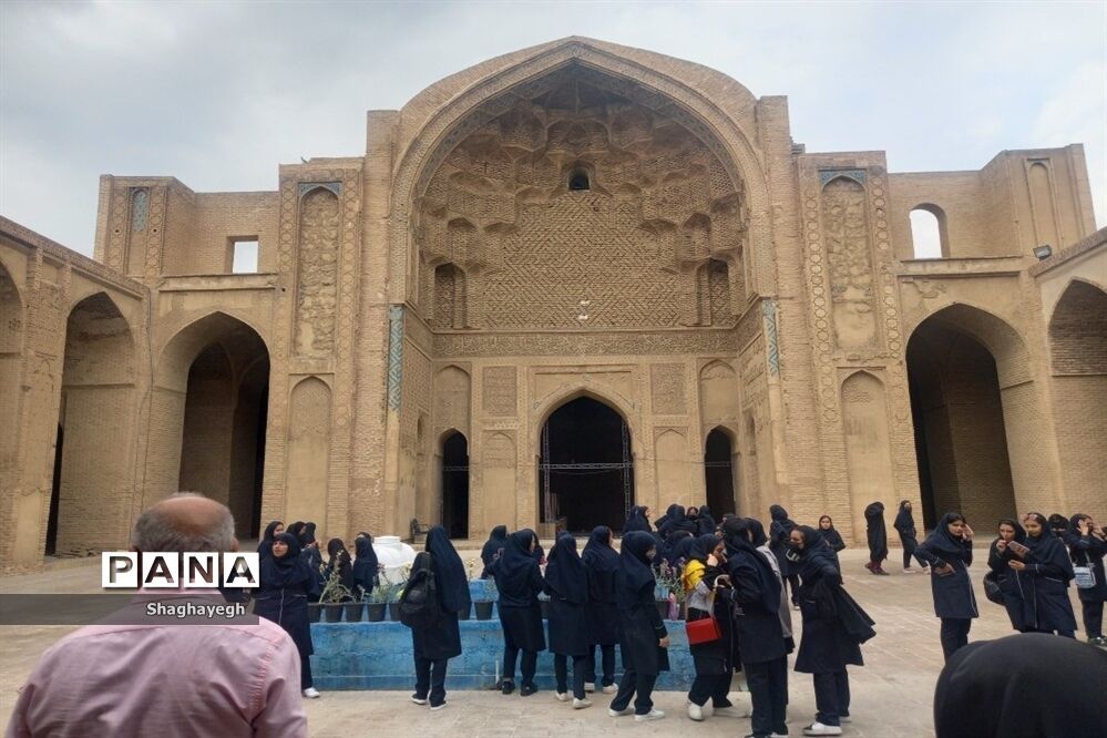 بازدید دانش‌آموزان دبیرستان عدالت شهر جوادآباد از برج علاءالدوله و مسجد جامع ورامین