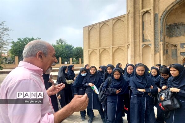 بازدید دانش‌آموزان دبیرستان عدالت شهر جوادآباد از برج علاءالدوله و مسجد جامع ورامین