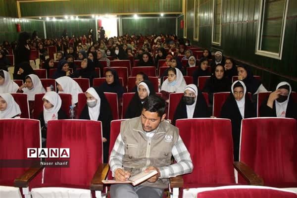 تقدیر از رتبه‌‌های برتر فرهنگی هنری دختران  ناحیه ۲ یزد