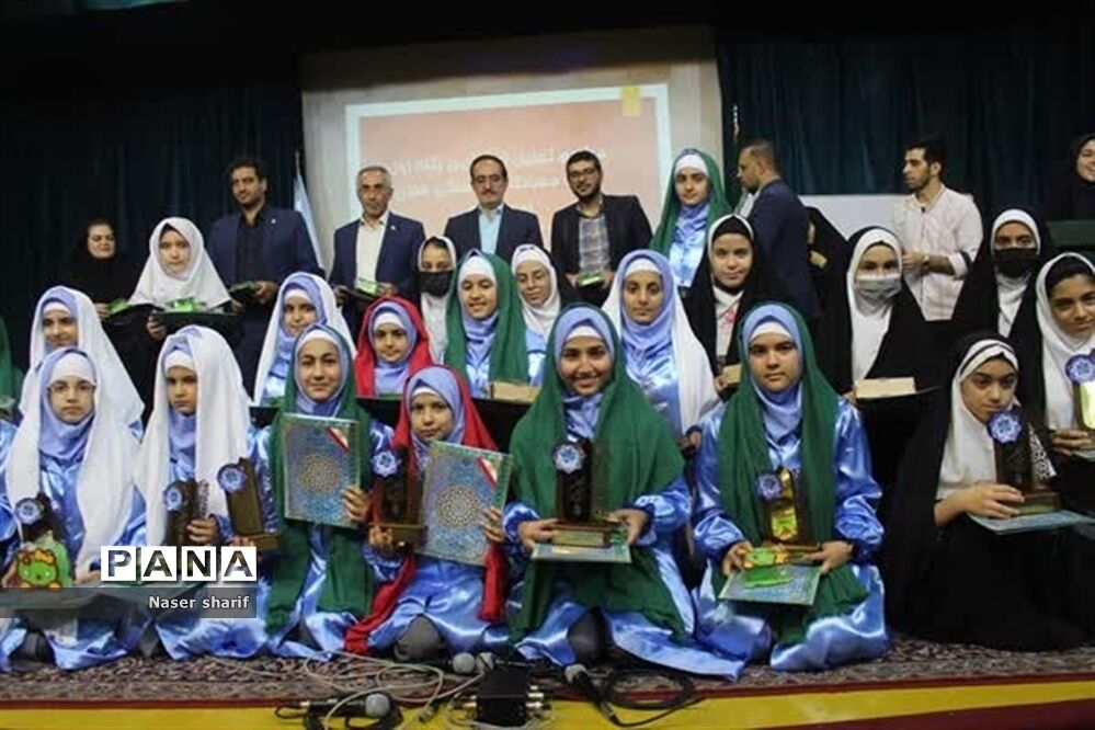 تقدیر از رتبه‌‌های برتر فرهنگی هنری دختران  ناحیه ۲ یزد