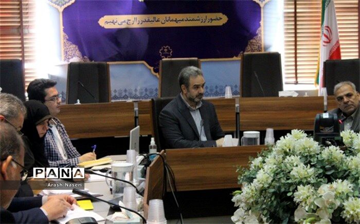 معلمان پایه جامعه‌سازی ایران هستند