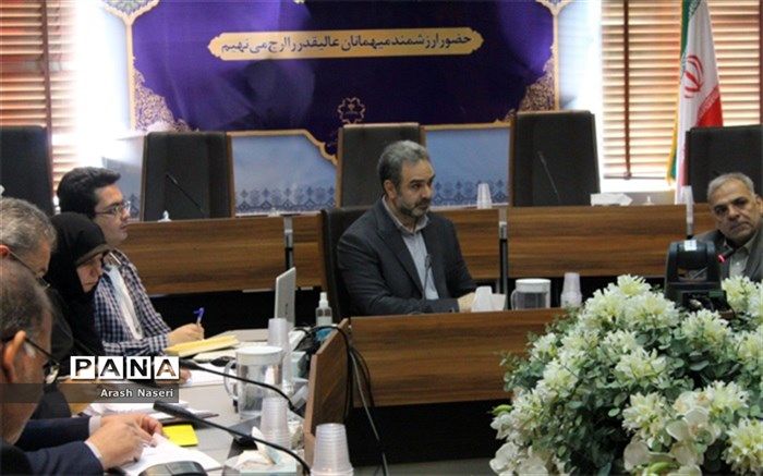 معلمان پایه جامعه‌سازی ایران هستند