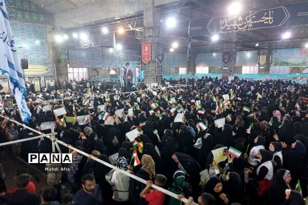 شرکت فرهنگیان و دانش آموزان بهبهانی در مراسم استقبال از رئیس جمهور در اهواز