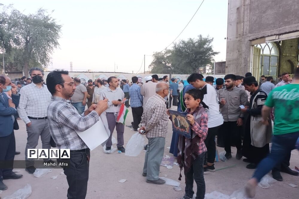 شرکت فرهنگیان و دانش آموزان بهبهانی در مراسم استقبال از رئیس جمهور در اهواز