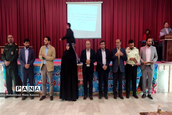 تجلیل از کارگران نمونه شهرستان نایین