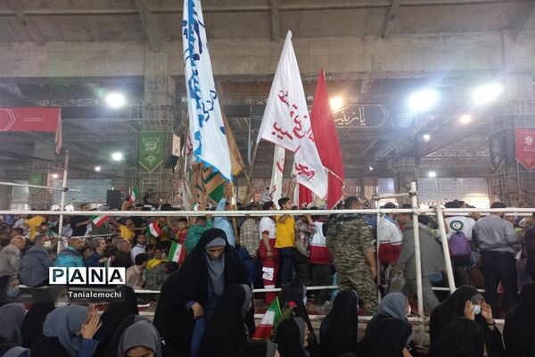 دیدار دانش آموزان مدرسه تمام تشکیلاتی پابنده ناحیه یک اهواز با آیت الله رئیسی  در مصلی اهواز