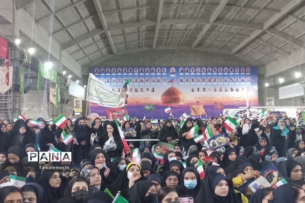 دیدار دانش آموزان مدرسه تمام تشکیلاتی پابنده ناحیه یک اهواز با آیت الله رئیسی  در مصلی اهواز
