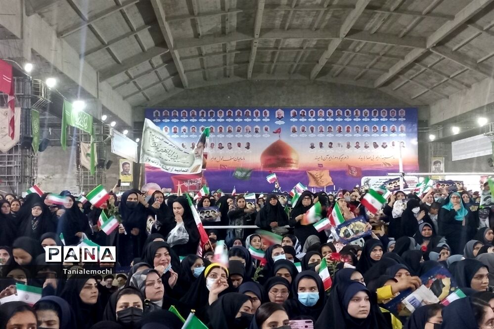 دیدار دانش آموزان مدرسه تمام تشکیلاتی پابنده ناحیه یک اهواز با آیت الله رئیسی  در مصلی اهواز