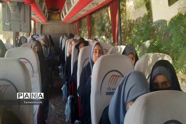 دیدار دانش آموزان مدرسه تمام تشکیلاتی پابنده ناحیه یک اهواز با آیت الله رئیسی  در مصلی اهواز