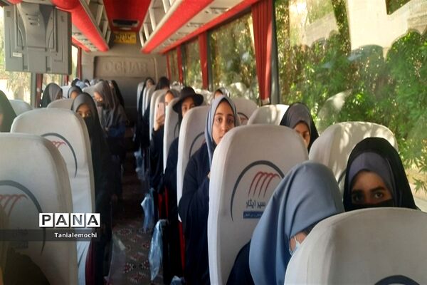 دیدار دانش آموزان مدرسه تمام تشکیلاتی پابنده ناحیه یک اهواز با آیت الله رئیسی  در مصلی اهواز