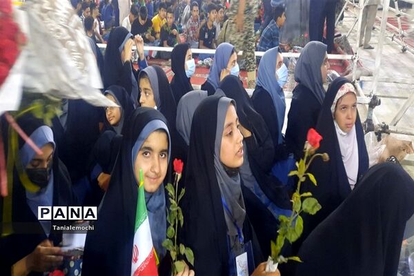 دیدار دانش آموزان مدرسه تمام تشکیلاتی پابنده ناحیه یک اهواز با آیت الله رئیسی  در مصلی اهواز