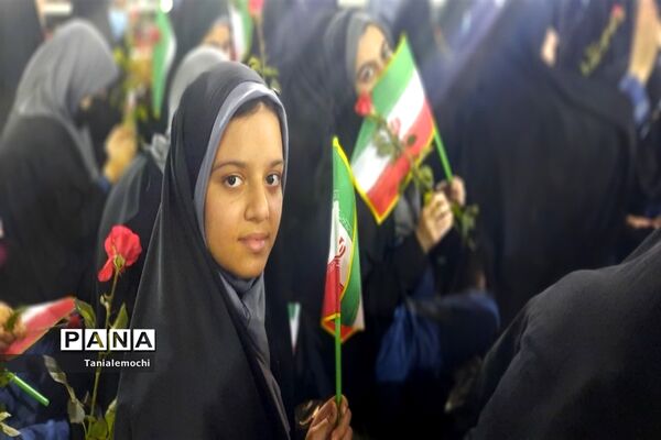 دیدار دانش آموزان مدرسه تمام تشکیلاتی پابنده ناحیه یک اهواز با آیت الله رئیسی  در مصلی اهواز