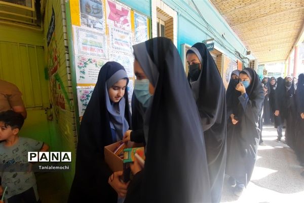 دیدار دانش آموزان مدرسه تمام تشکیلاتی پابنده ناحیه یک اهواز با آیت الله رئیسی  در مصلی اهواز