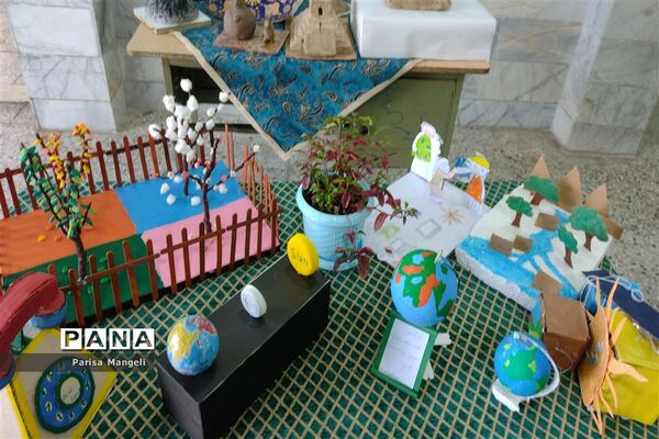 برگزاری نمایشگاه سازه های دستی درس مطالعات اجتماعی در دبیرستان توحید خاتم