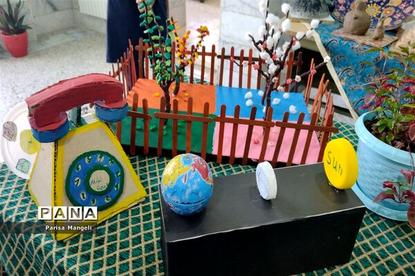 برگزاری نمایشگاه سازه های دستی درس مطالعات اجتماعی در دبیرستان توحید خاتم